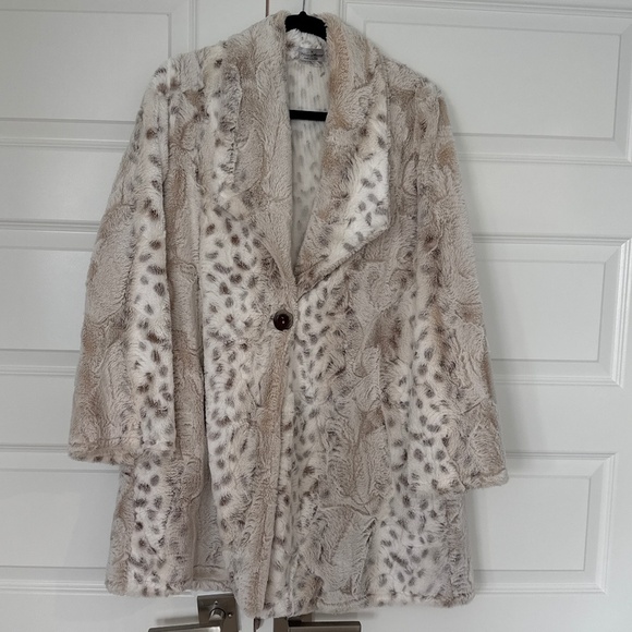 Vino Street Jackets & Blazers - Faux fur white leopard print jacket - size M